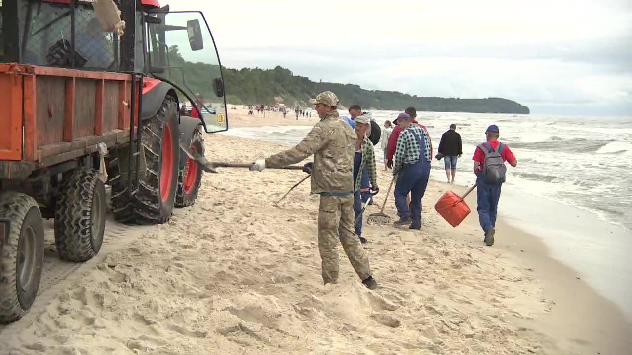 Bryłki parafiny na nadbałtyckich plażach. Trwa sprzątanie