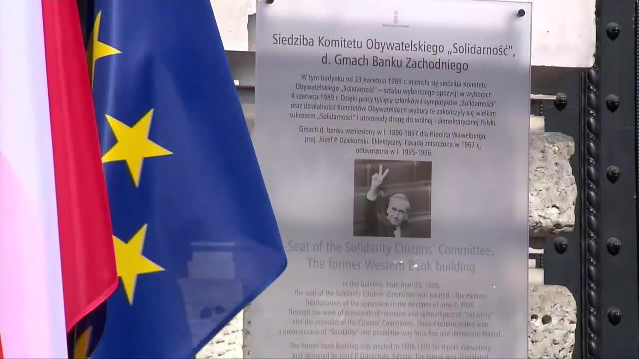 Trzaskowski odsłonił w Warszawie tablicę upamiętniającą wybory 4 czerwca 1989 r.