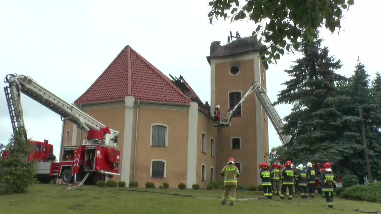 Iglica runęła w trakcie pożaru kościoła we Frednowach koło Iławy