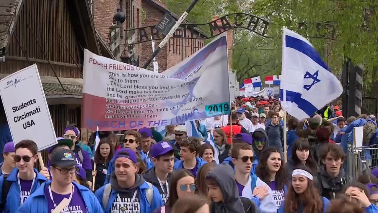 Marsz Żywych przeszedł drogą śmierci pomiędzy byłymi obozami Auschwitz i Auschwitz II-Birkenau