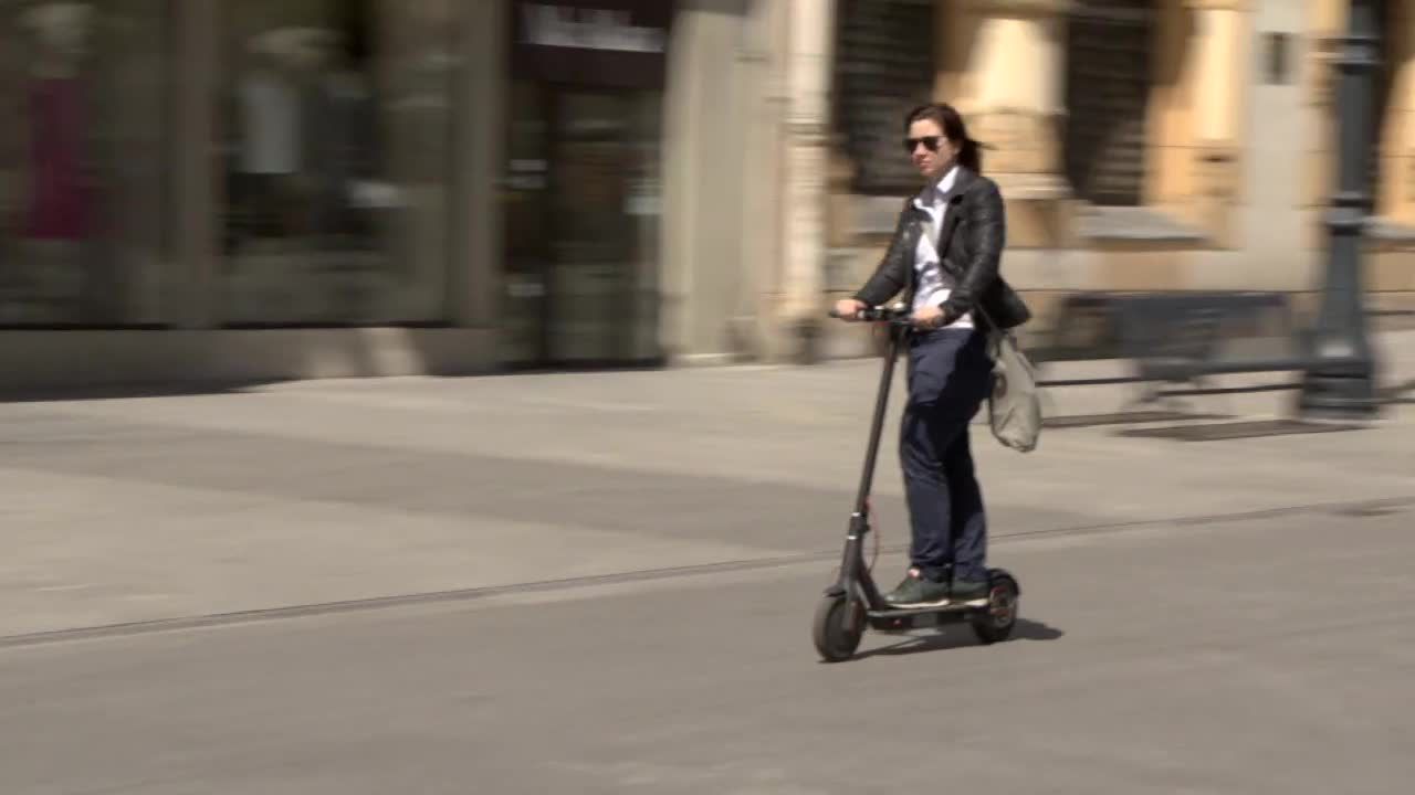 Ministerstwo infrastruktury: Elektryczne hulajnogi będą traktowane jak pojazdy