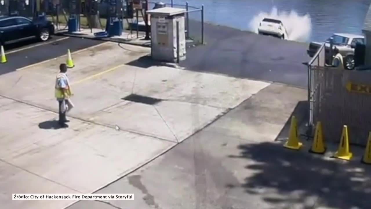 Zamiast hamulca, wcisnęła pedał gazu. Kobieta wjechała samochodem do rzeki