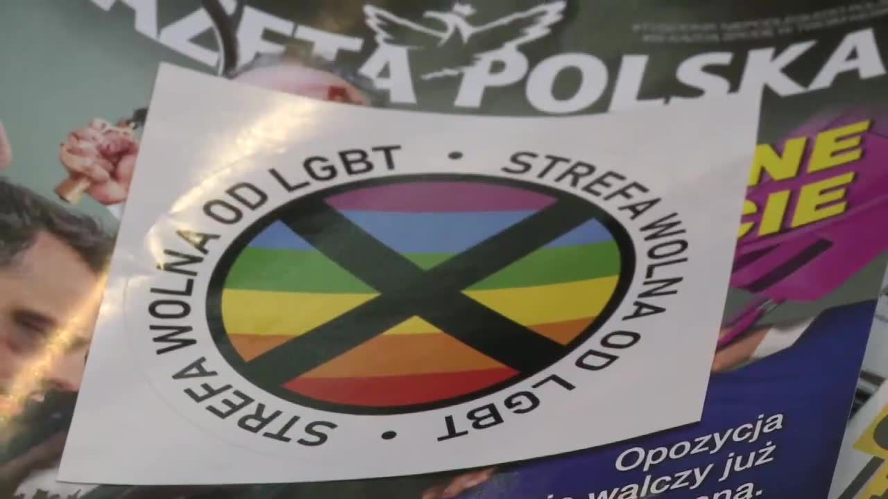 “Tak zaczynały się pogromy”. Reakcje po publikacji tygodnika z naklejką “Strefa wolna od LGBT”