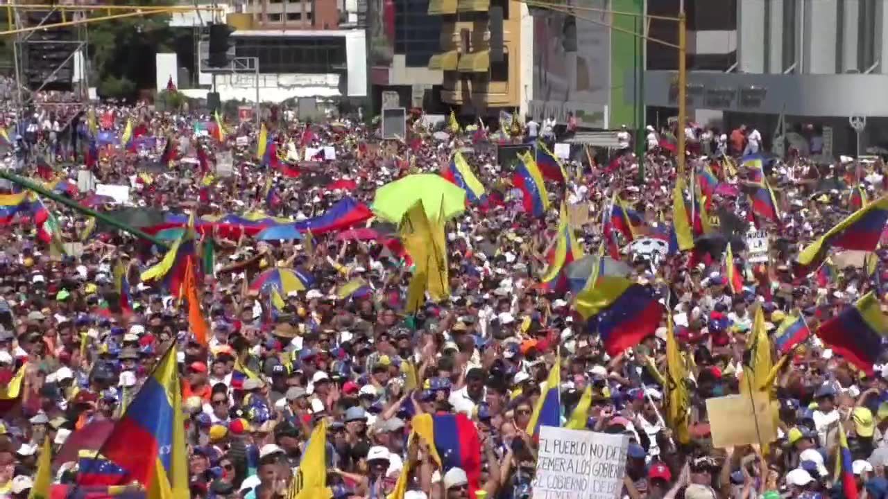 Dziesiątki tysięcy zwolenników Juana Guaido wyszło na ulice Caracas