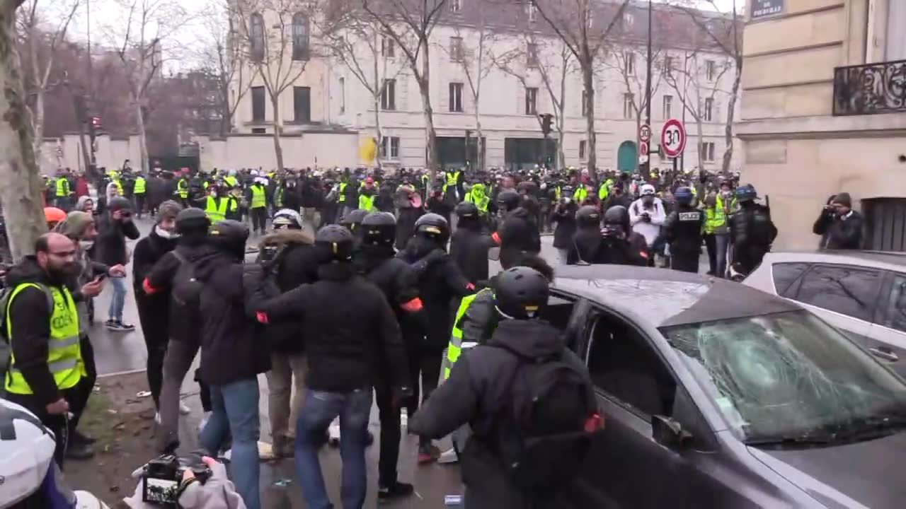 Kolejne protesty żółtych kamizelek. Odrzucają pomysł Wielkiej Narodowej Debaty zaproponowanej przez prezydenta Macrona