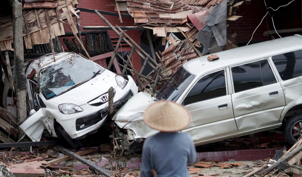 Tsunami w Indonezji zabiło co najmniej 222 osób. Tysiące innych straciły dach nad głową