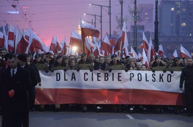 200 tysięcy ludzi na ulicach Warszawy. Kończy się marsz “Dla Ciebie, Polsko”