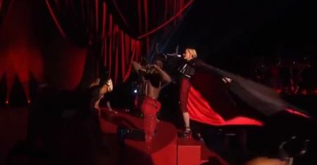 Madonna spadła ze sceny podczas występu na Brit Awards 2015!