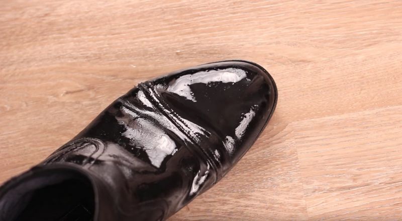 Dzięki temu sprawisz, że Twoje ulubione buty będą wodoodporne, ale należy pamiętać, że ten sposób sprawdza się tylko w przypadku butów o gładkiej powierzchni. Nie używaj tego także do zamszu i butów z materiału.