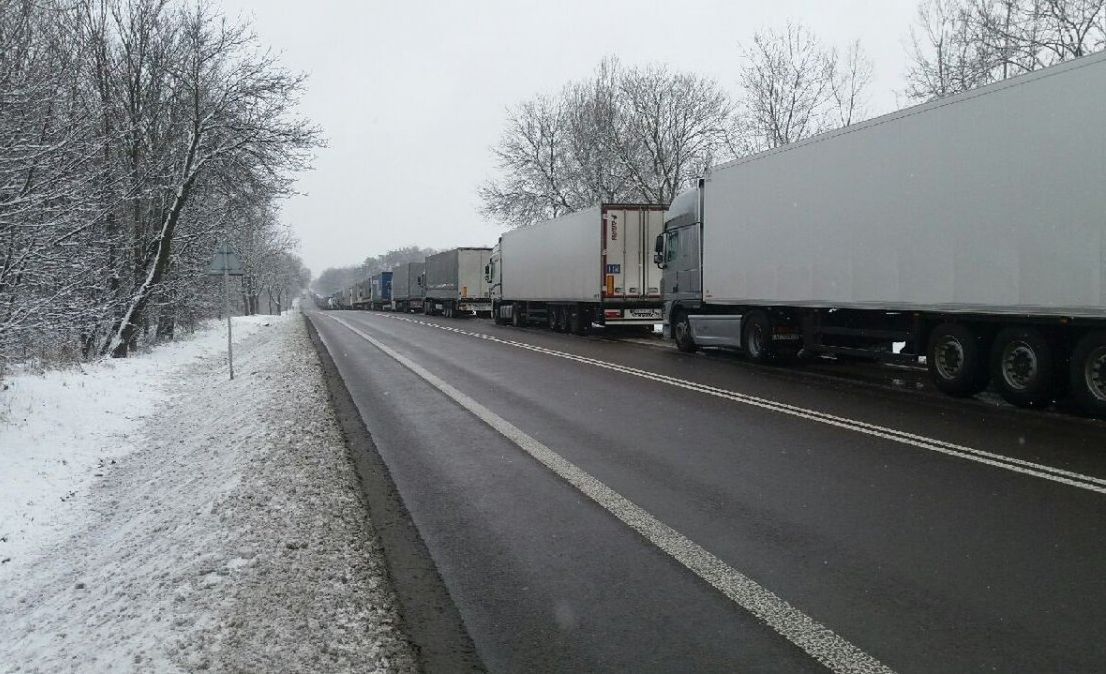 Kierowcy ciężarówek, którzy znaleźli opisywany pojazd poinformowali policję