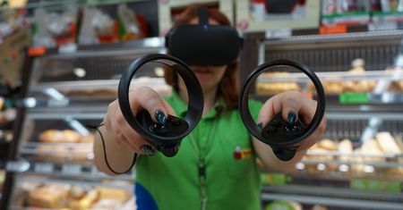 Biedronka wprowadza nową technologię. Pracownicy w goglach uczą się wypiekać bułki