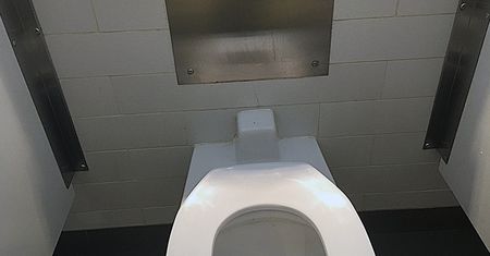 Ciało mężczyzny w ścianie damskiej toalety centrum handlowego