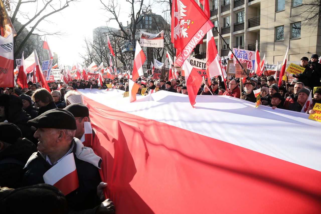 Tłumy na ulicach Warszawy. "Obrońmy naszą suwerenność"