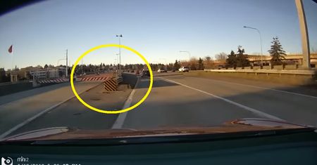 Tesla próbowała zabić swojego kierowcę. Autopilot oszalał
