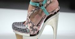 Buty Versace wiosna/ lato 2010 &ndash; superwysoka inwazja kolorów!