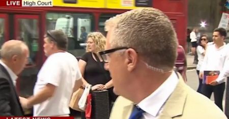 Ścigany mężczyzna wpadł pod autobus. Podczas telewizyjnej transmisji na żywo
