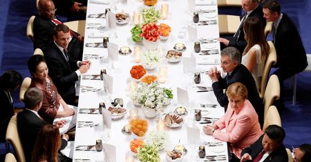 To zdjęcie obiegło świat. Dobrze się przyjrzyj, gdzie siedzą Donald Trump i jego żona