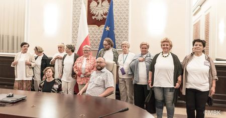 Gdyby tylko pani Premier to widziała. Działacze KOD weszli do jej biura i zrobili sobie wymowne zdjęcie