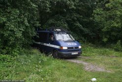 Porwanie 18-latki. Wywieźli do lasu, rozebrali i obrabowali