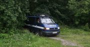 Porwanie 18-latki. Wywieźli do lasu, rozebrali i obrabowali