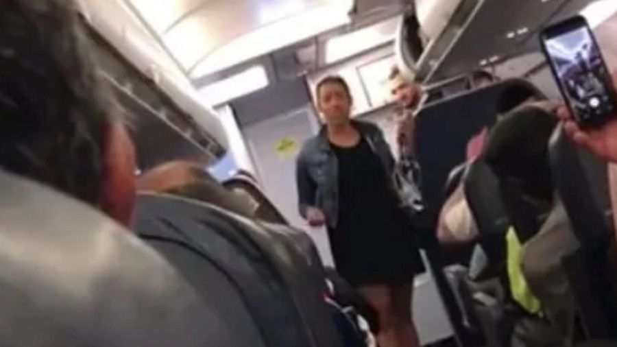 Pozostali pasażerowie wiwatowali i bili brawo, kiedy kobieta w końcu wysiadła z samolotu