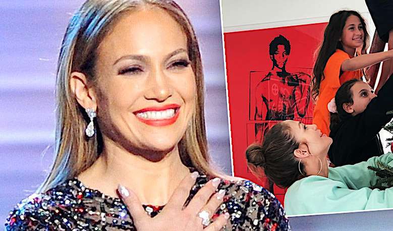 Jennifer Lopez pokazała swoją wielką luksusową choinkę! Główną ozdobą świąteczną są jej apetyczne pośladki!