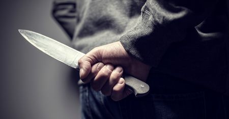 Powiedział żonie, że ma dla niej prezent. Po chwili dźgnął ją nożem