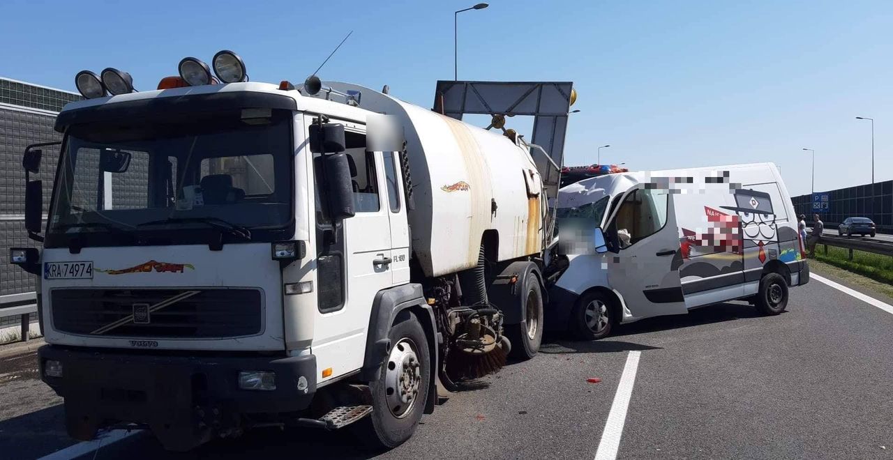 A4. Korek na 10 km. Zderzenie busa i pojazdu obsługi autostrady