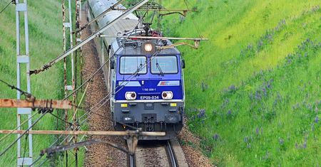 Trasa PKP Białystok-Warszawa. Ciężarówka uszkodziła sieć trakcyjną