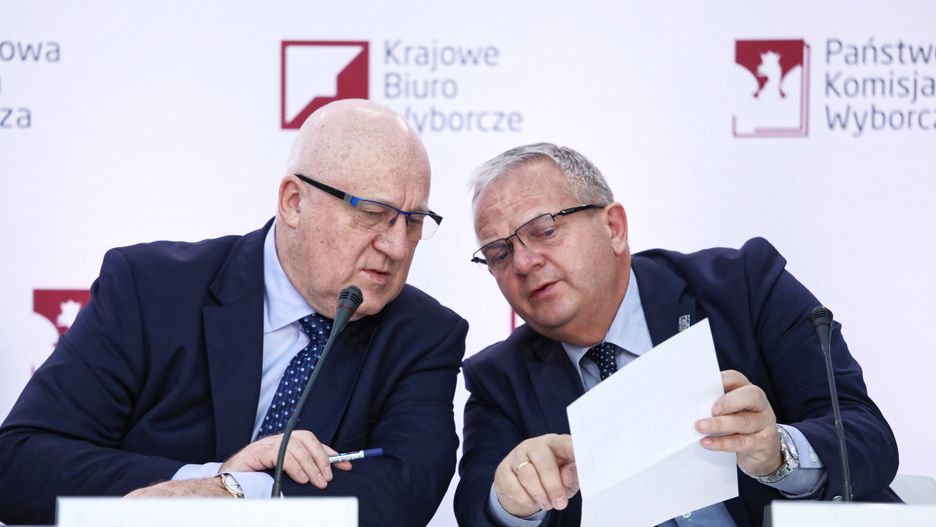 Wiceprzewodniczący PKW Sylwester Marciniak i członek komisji Krzysztof Strzelczyk