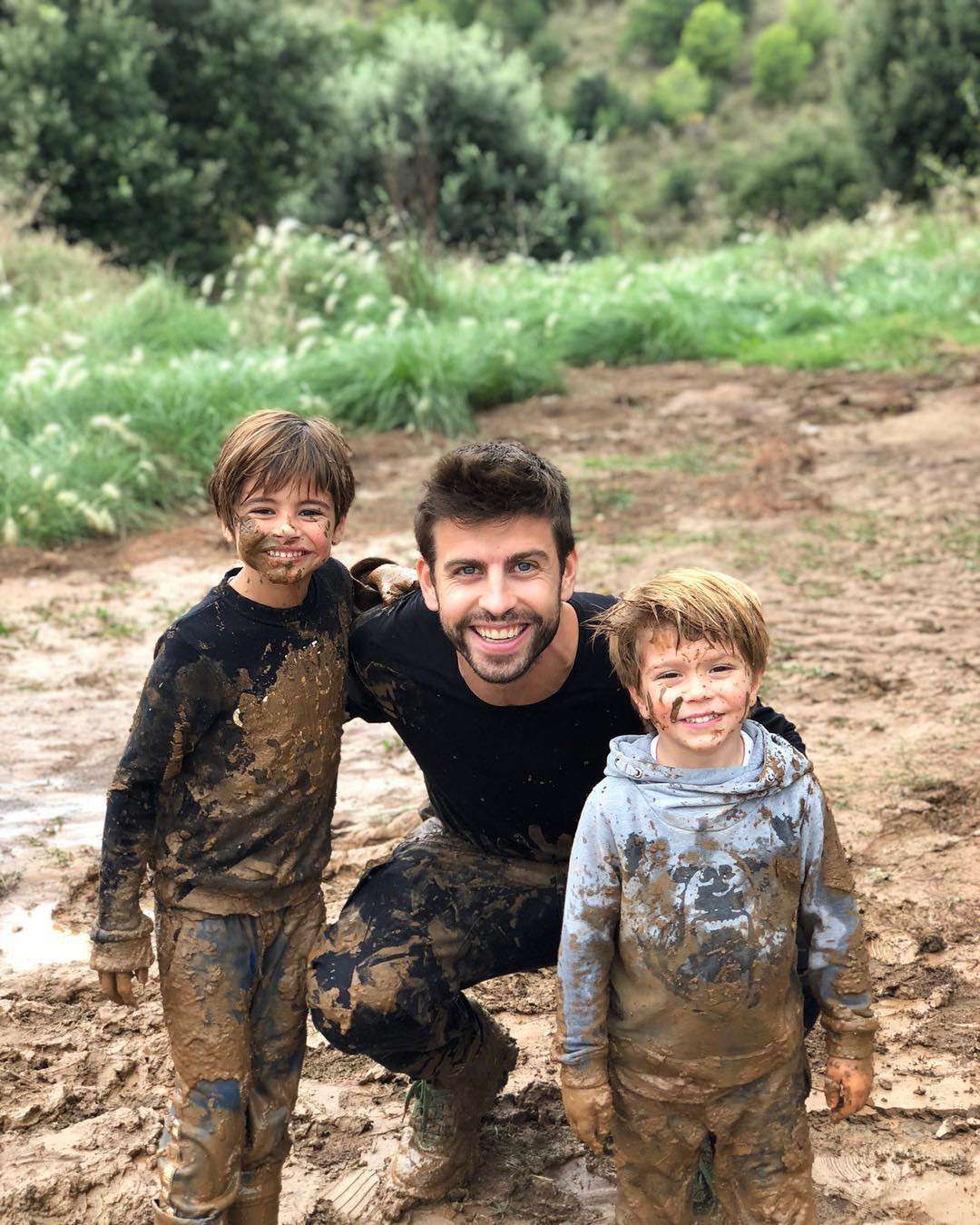 Gerard Pique z synami umorusani w błocie