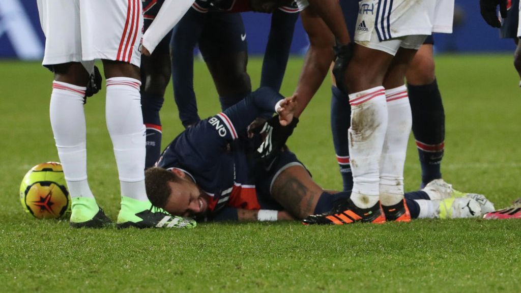 Getty Images / Xavier Laine / Neymar w meczu z Olympique Lyon został brutalnie sfaulowany i doznał urazu