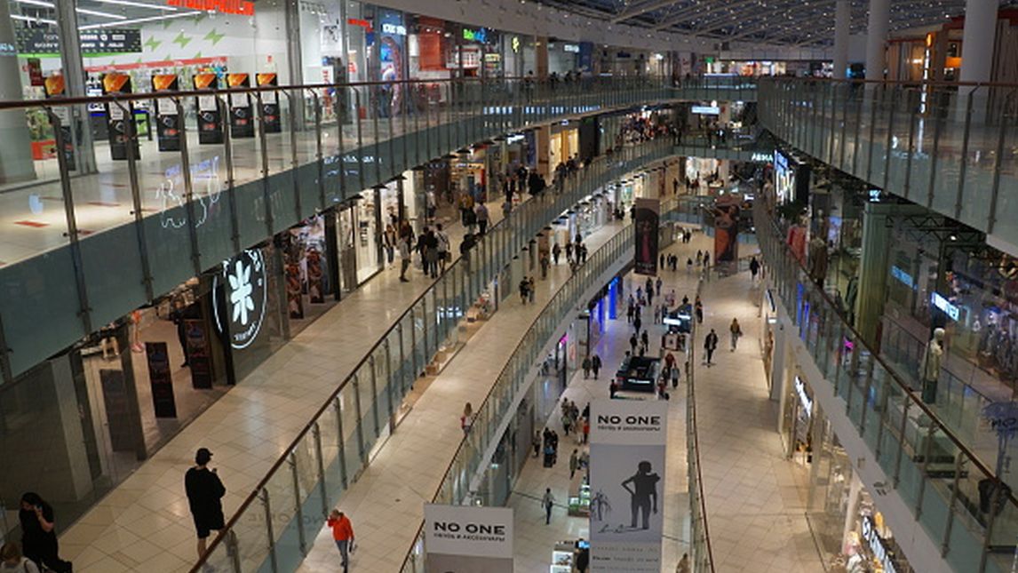 Opustoszałe centrum handlowe w Moskwie. Wiele sklepów zostało zamkniętych po wycofaniu się zachodnich firm z Rosji