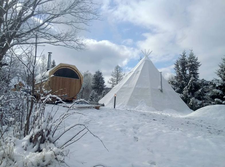 Wioska kusi oryginalnymi, opalanymi drewnem fińskimi saunami, chatami do grillowania i ogrzewanymi piecykami namiotami chroniącymi nawet przed 20 stopniowym mrozem.