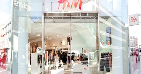 H&M traci klientów, a towary zalegają w magazynach. Pierwszy spadek przychodów w historii