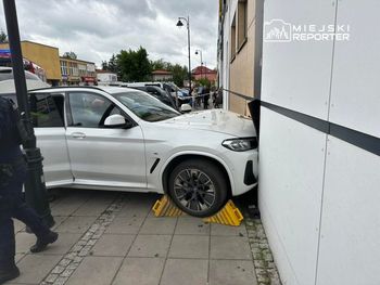 Kierująca BMW pomyliła pedały i wjechała w ścianę galerii