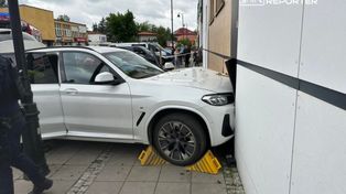 Kierująca BMW pomyliła pedały i wjechała w ścianę galerii