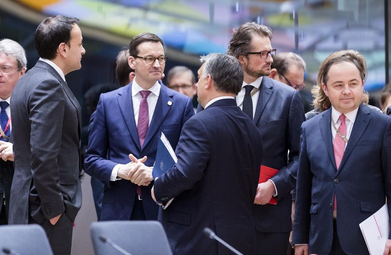 Kraje, które wyłamią się z obowiązku przyjęcia uchodźców mogą stracić koło 12 mld euro. Twierdzi dziennik "Frankfurter Allgemeine Sonntagszeitung".