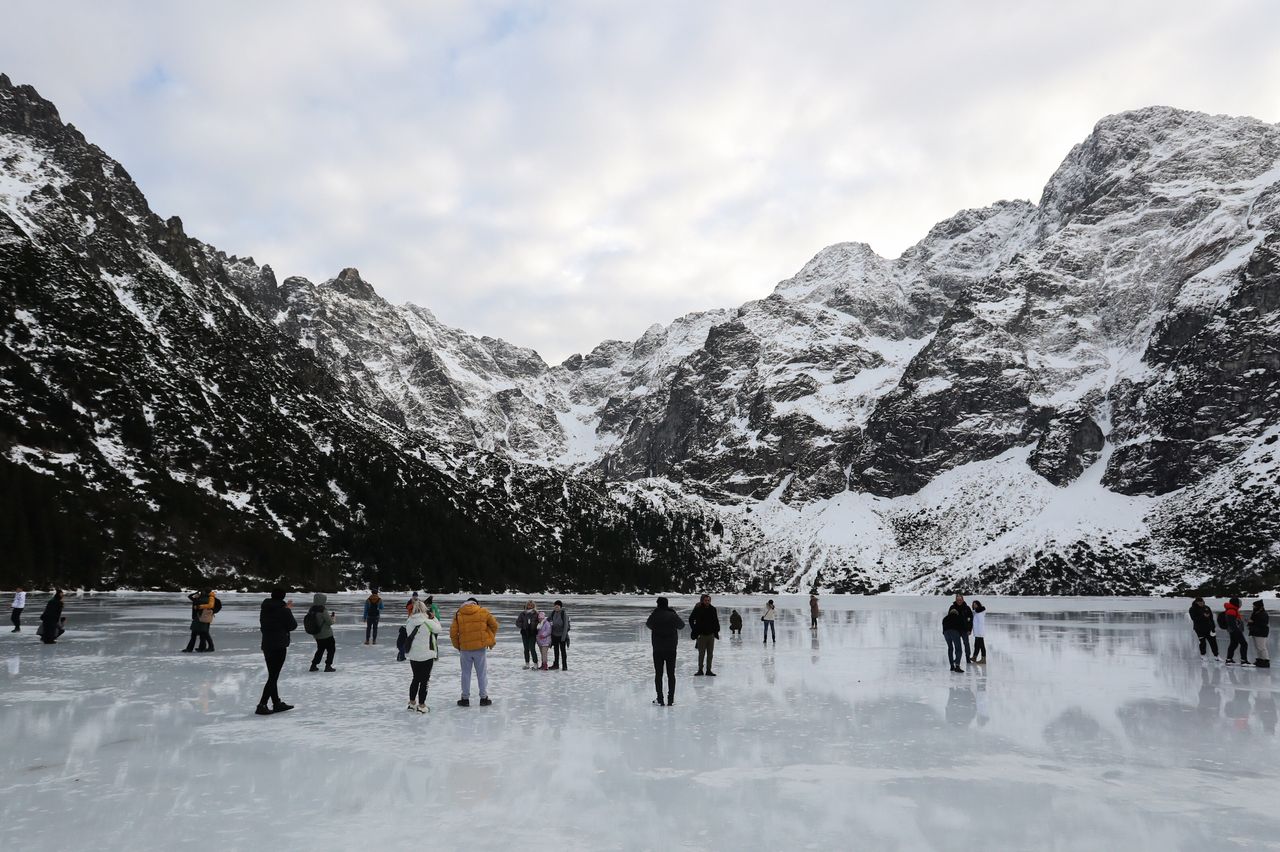 O krok od tragedii. Turyści wchodzą na zamarznięte Morskie Oko