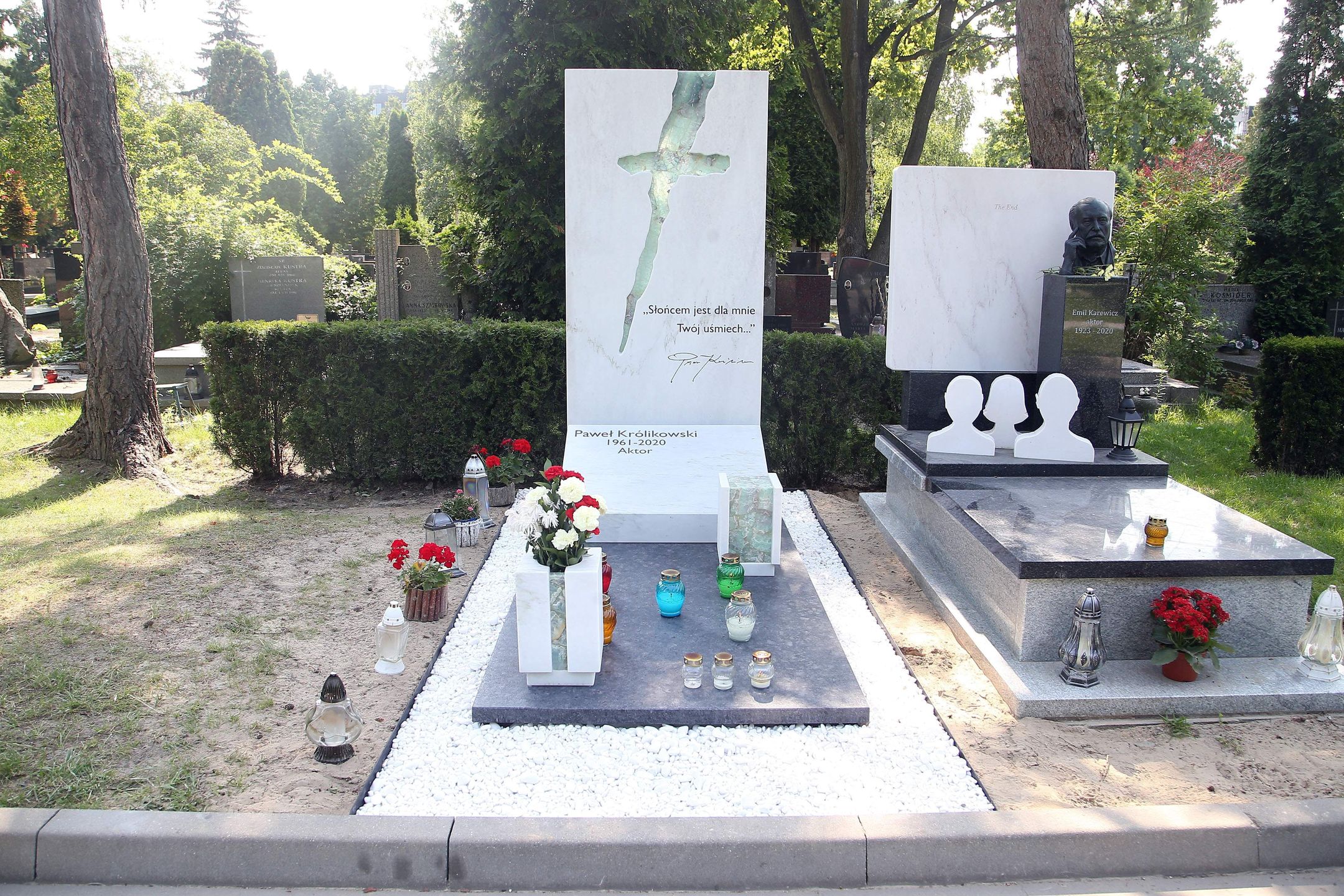 Grób Pawła Królikowskiego z eleganckim nagrobkiem