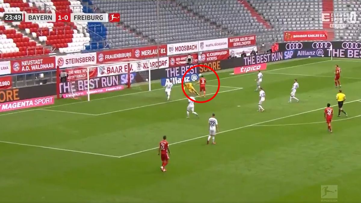 Robert Lewandowski zdobywa gola w meczu Bayern Monachium - Freiburg