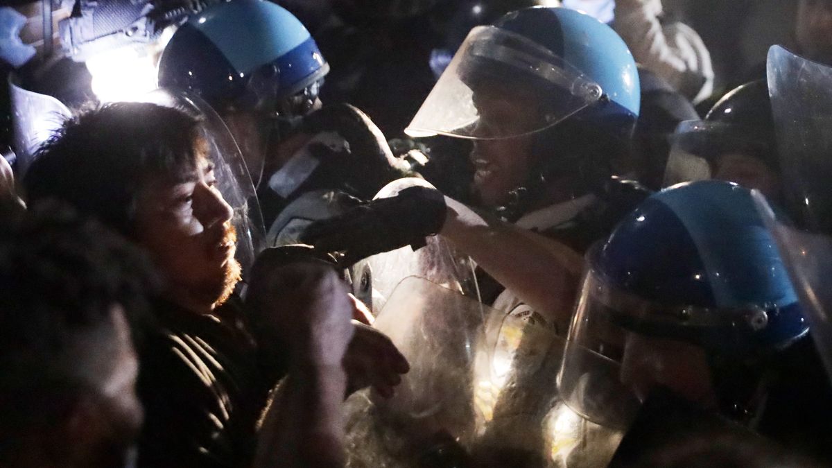 Donald Trump ostrzega protestujących.