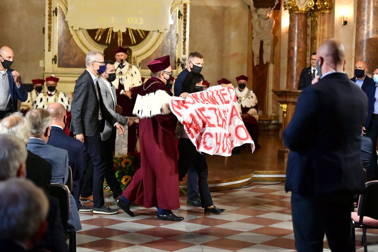 Wrocław. "Stop torturom na polskiej granicy". Premier Mateusz Morawiecki porozmawiał z aktywistami