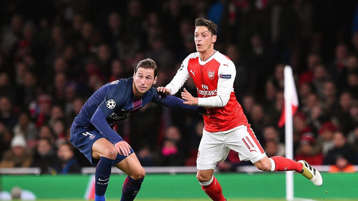 PAP/EPA / PAP/EPA/FACUNDO ARRIZABALAGA / Na zdjęciu: Grzegorz Krychowiak i Mesut Oezil