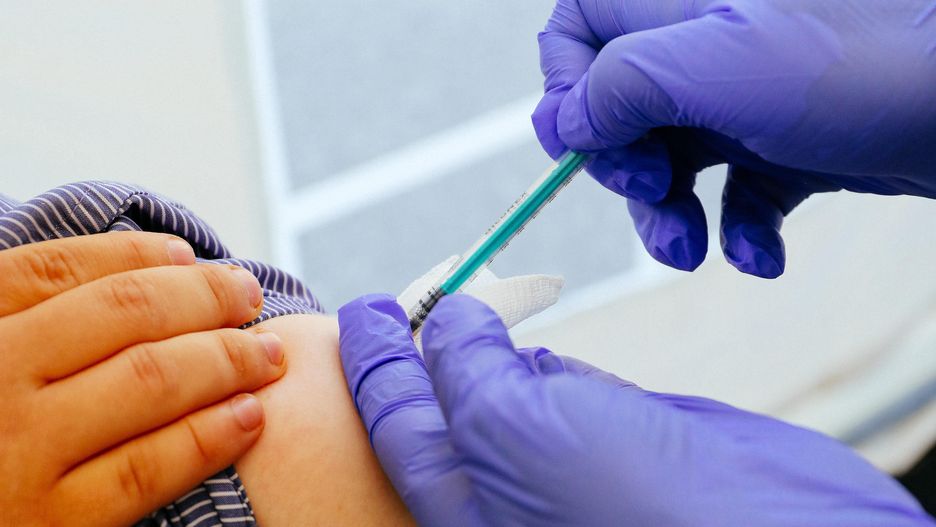 Warszawa. Na szczepienia w szkołach chętnych jest 3 tys. osób