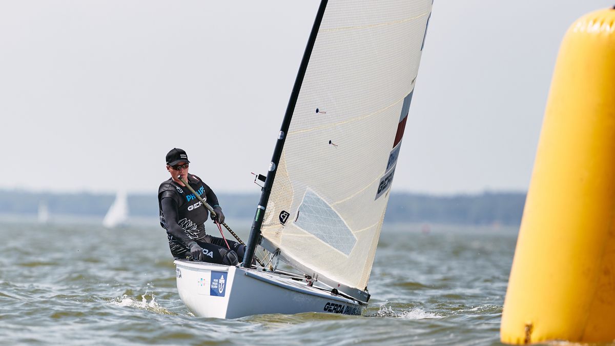 Piotr Kula na jachcie olimpijskiej klasy Finn