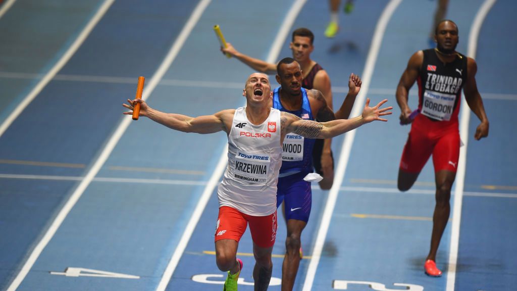 Getty Images / Tony Marshall  / Jakub Krzewina kończy sztafetę 4x400 metrów w Birmingham. Polacy zgarnęli wtedy złoty medal