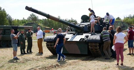 Militarna wystawa na pilskim lotnisku