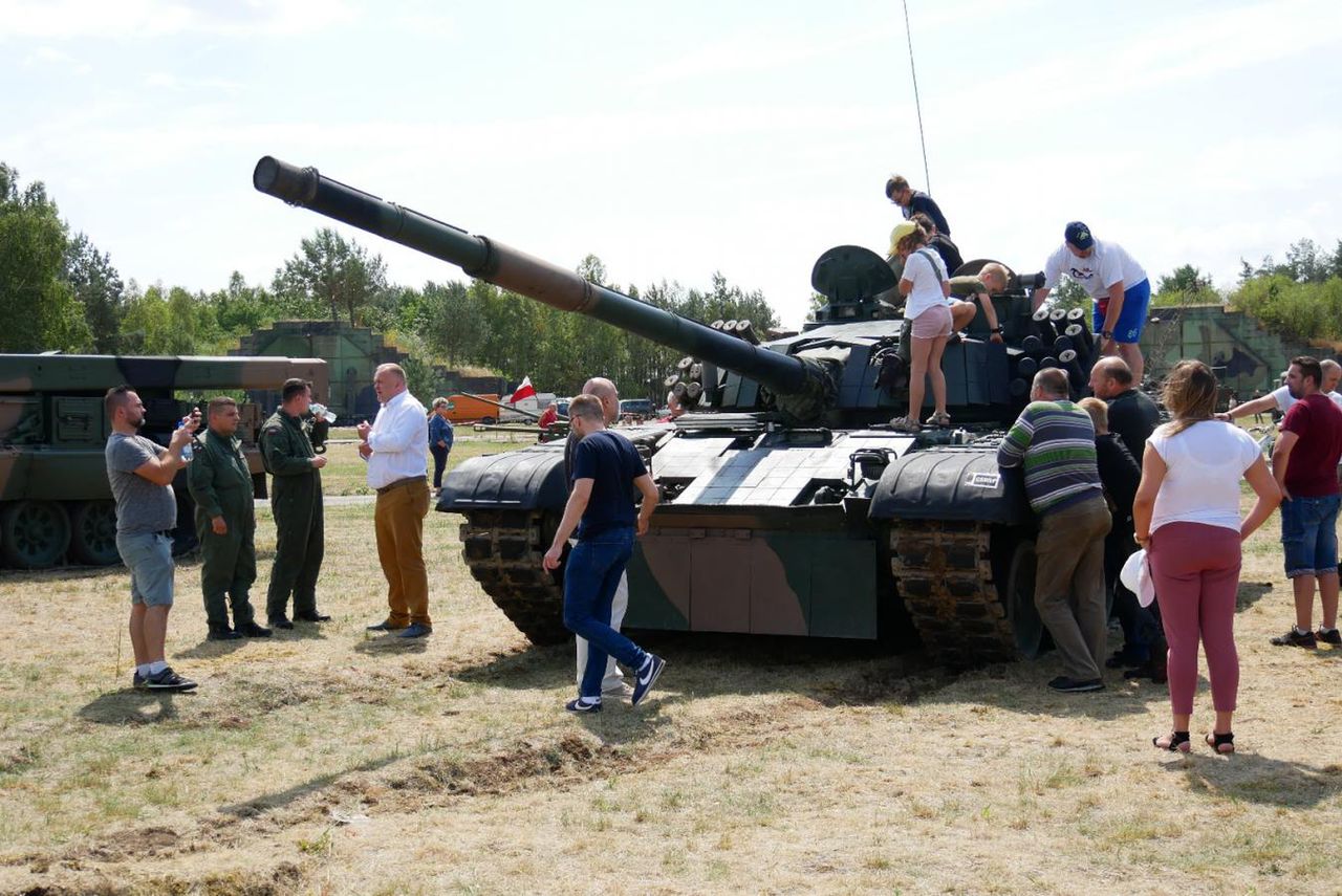 Militarna wystawa na pilskim lotnisku
