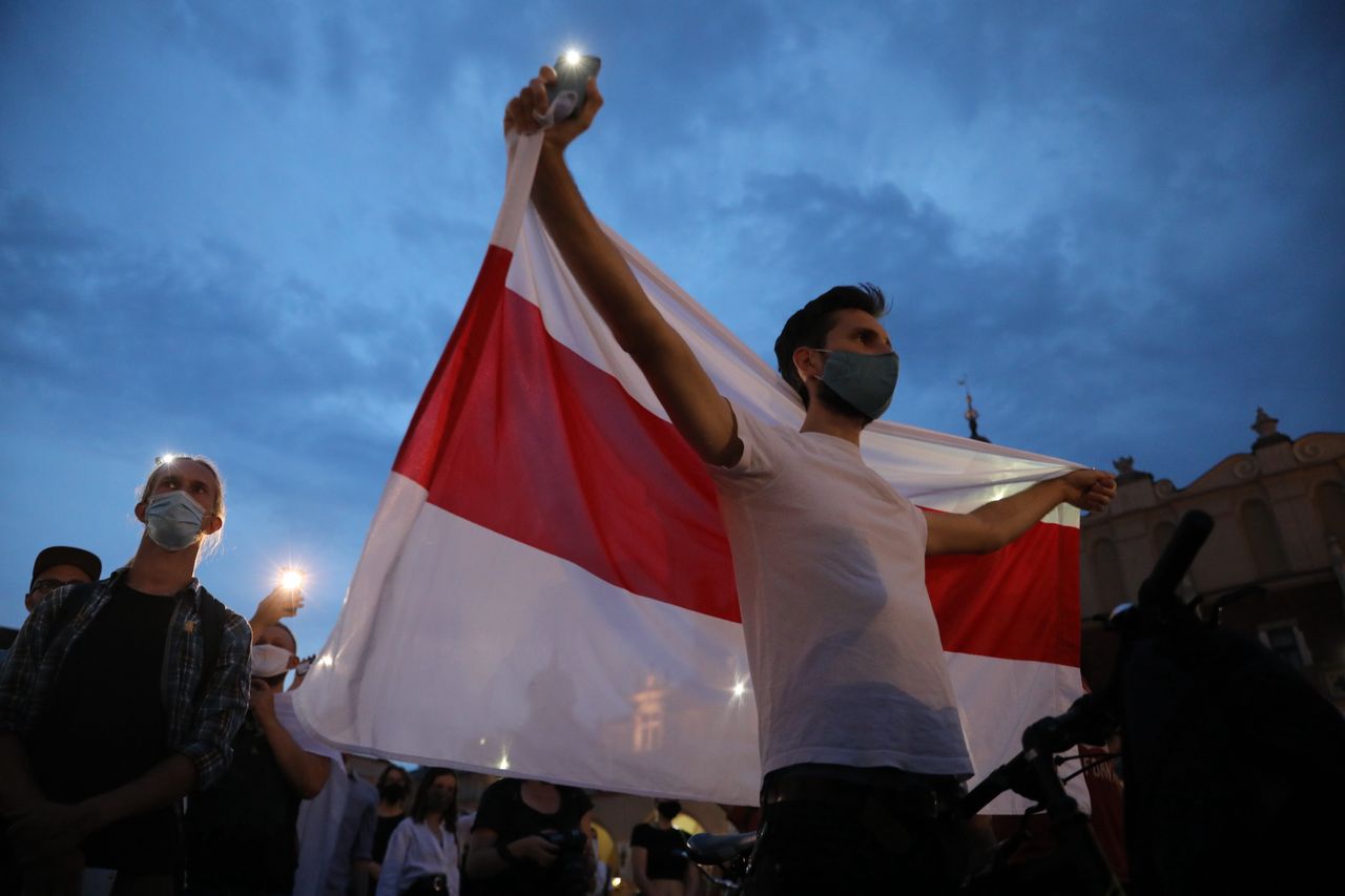 Białoruś. Blokowane są portale niezaleznych mediów. Na zdjęciu manifestacja solidarności z Białorusią